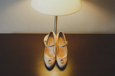 Düğün, konsepte dayanır. Evlilik yüzükleri gelinlerin ayakkabılarında yatar ve masa lambasıyla aydınlatılır.