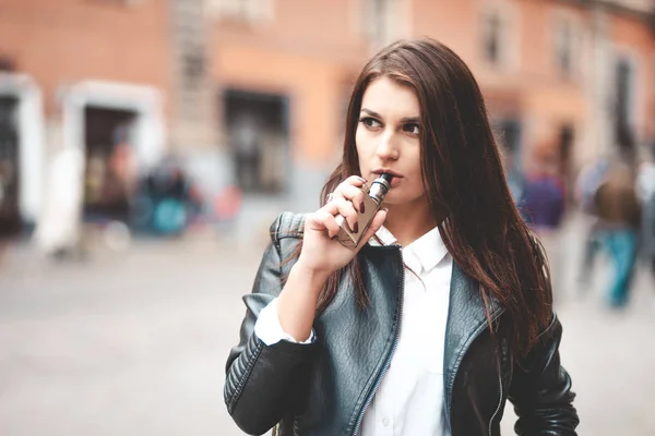 Portrét Seriózní Ženy Která Používá Elektronickou Cigaretu Zmírnění Stresu — Stock fotografie