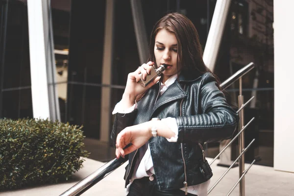 Portrait Serious Girl Who Uses Electronic Cigarette Looks Her Watch — Stok fotoğraf