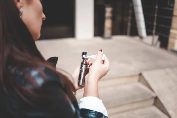 Woman Refills Liquid Cigarette Closeup Girl Refills Liquid Vape Electronic — Stock Photo, Image