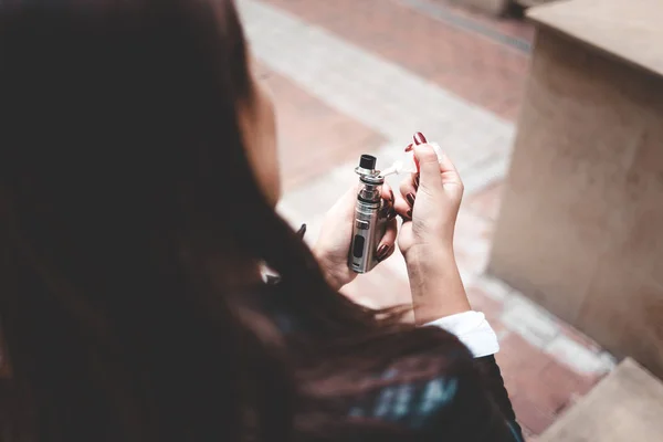 Woman Refills Liquid Cigarette Closeup Girl Refills Liquid Vape Electronic — Stok fotoğraf