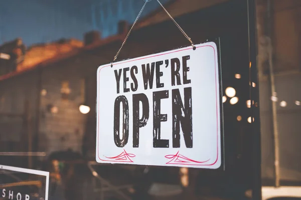 Open Het Bord Het Zwarte Glas Winkel — Stockfoto