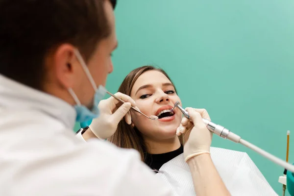 Diş Hekimi Kadın Hastalar Için Diş Minelerini Profesyonel Olarak Parlatıyor — Stok fotoğraf