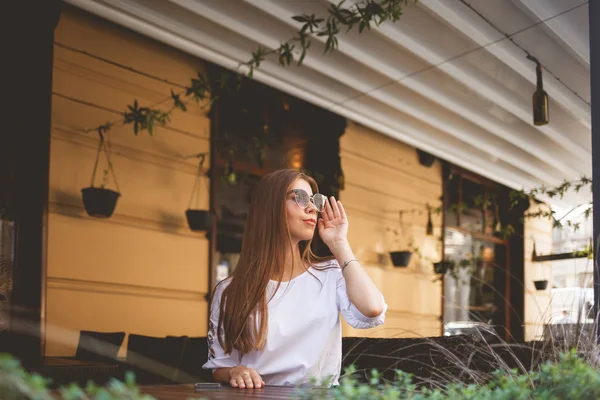 Attrayant Jeune Fille Dans Des Lunettes Trouve Une Table Restaurant — Photo