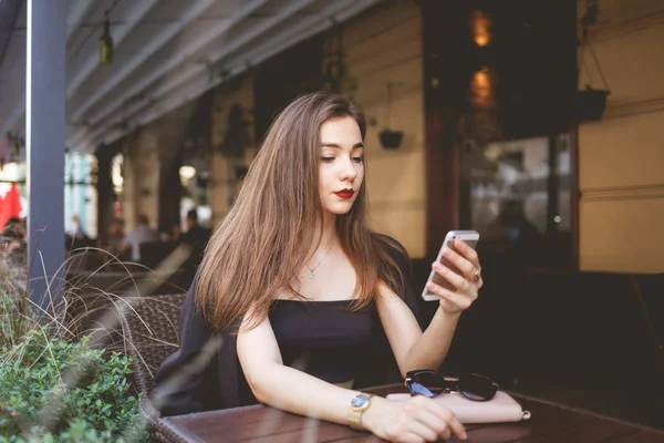 Vacker Flicka Använder Smartphone För Att Kommunicera Nätverket Porträtt Vacker — Stockfoto