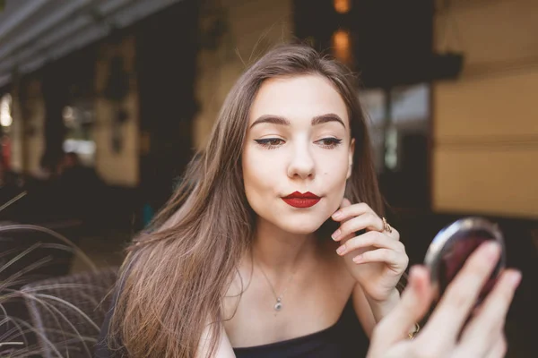 Kafe Masasında Oturan Elinde Ayna Olan Güzel Bir Kızın Portresi — Stok fotoğraf