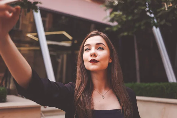 Güzel Bir Kızın Selfie Portresi Güzel Ciddi Kadını Sokakta Selfie — Stok fotoğraf