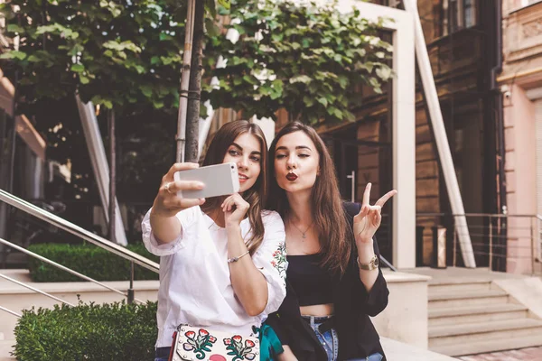 Dwie Śmieszne Dziewczyny Robią Sobie Selfie Przyjaciele Robią Sobie Selfie — Zdjęcie stockowe