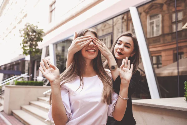 Neşeli Kız Arkadaş Şehir Sokaklarında Eğleniyor — Stok fotoğraf