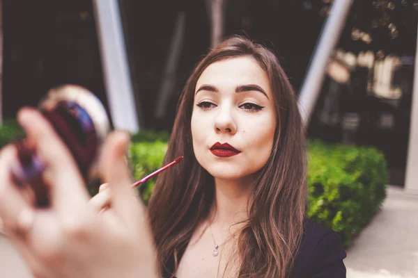 Mignon Jeune Fille Peint Ses Lèvres Avec Miroir Dans Ses — Photo