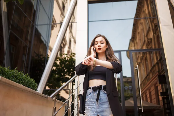 Mujer Negocios Habla Teléfono Inteligente Mira Reloj Chica Llega Tarde — Foto de Stock