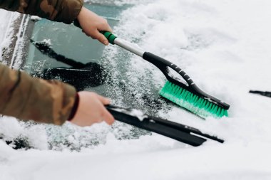 Araba kar temizleme