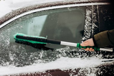 Araba kar temizleme