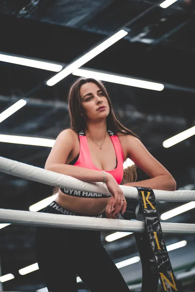 Ragazza Dello Sport Piedi Sul Ring Boxe — Foto Stock