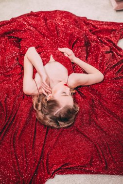 Kırmızı şık elbiseli harika bir kadın.