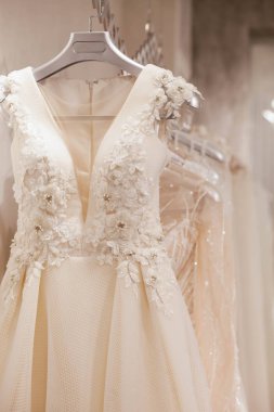 Düğün salonunda geniş bir elbise seçimi var..