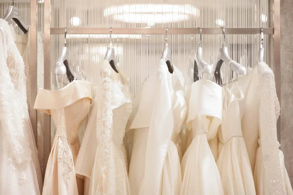 Элегантные Платья Свадебном Салоне Выбор Свадебных Платьев Магазине — стоковое фото