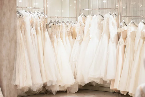 Элегантные Платья Свадебном Салоне Выбор Свадебных Платьев Магазине — стоковое фото