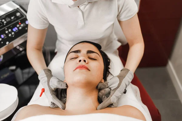 Terapia Microcorrente Cosmelotologo Rende Stimolante Massaggio Facciale Con Guanti Elettrici — Foto Stock