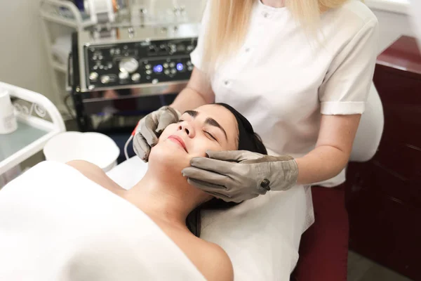 Terapia Microcorriente Cosmelotólogo Hace Estimulante Masaje Facial Con Guantes Eléctricos — Foto de Stock