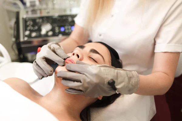 Médico Cosmetólogo Hace Masaje Facial Paciente Con Guantes Eléctricos — Foto de Stock