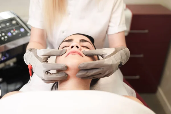 Medico Cosmetologo Massaggio Facciale Paziente Con Guanti Elettrici — Foto Stock