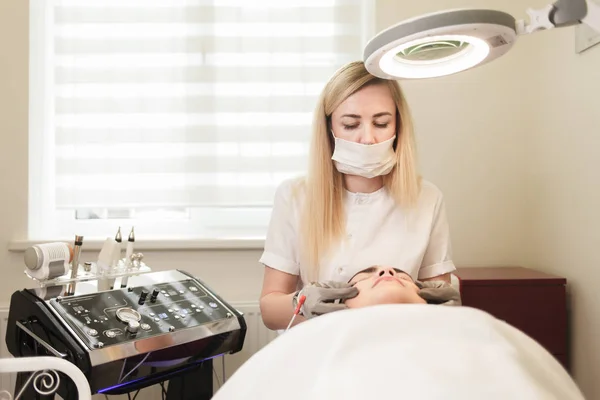 Portret Van Een Cosmetoloog Die Gezichtsmassage Doet Met Elektrische Handschoenen — Stockfoto