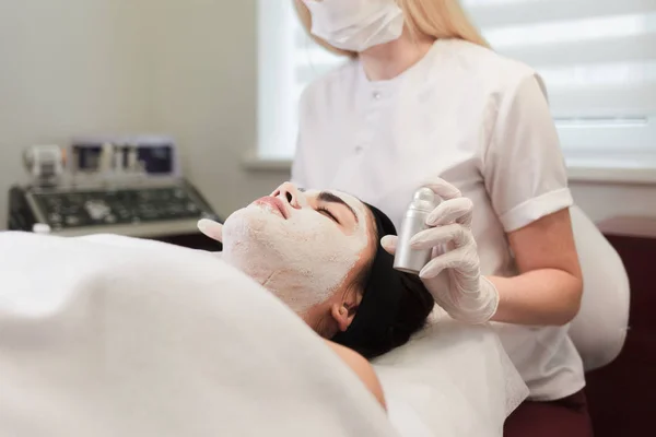 Dokter Cosmetoloog Maakt Een Voedend Masker Voor Het Gezicht Houdt — Stockfoto