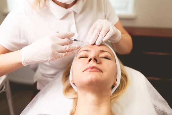 Osmetoloog Arts Injecteert Botox Het Voorhoofd Van Patiënt — Stockfoto