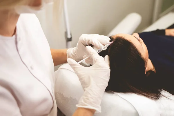 Meisje Heeft Haarproblemen Mesotherapie Procedure Arts Geeft Een Injectie Tegen — Stockfoto