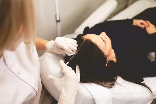 Meisje Heeft Haarproblemen Mesotherapie Procedure Arts Geeft Een Injectie Tegen — Stockfoto