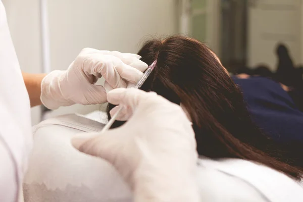 Meisje Heeft Haarproblemen Mesotherapie Procedure Arts Geeft Een Injectie Tegen — Stockfoto