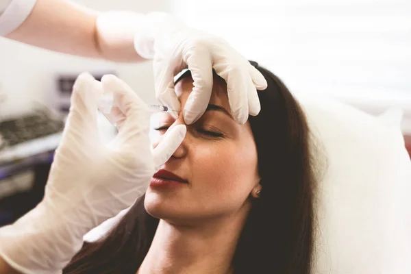 Osmetoloog Arts Injecteert Botox Het Voorhoofd Van Patiënt — Stockfoto