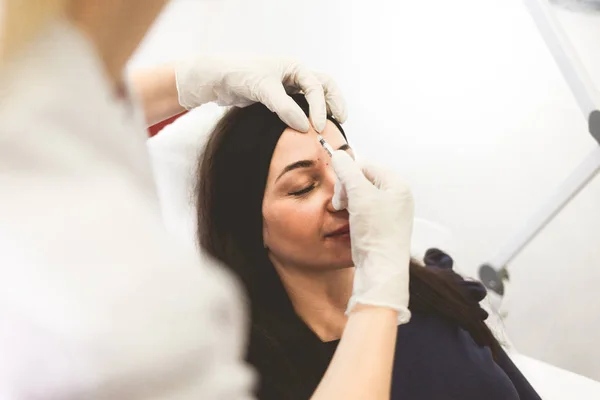 Osmetoloog Arts Injecteert Botox Het Voorhoofd Van Patiënt — Stockfoto