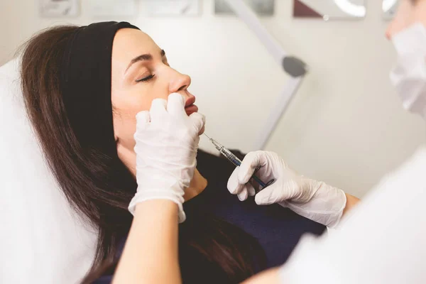 Mujer Combate Las Arrugas Faciales Médico Cosmetólogo Una Inyección Barbilla — Foto de Stock