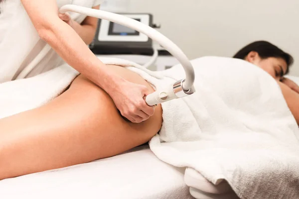 Γιατρός Κοσμητολόγος Κάνει Roller Massage Συσκευές Από Κοντά — Φωτογραφία Αρχείου