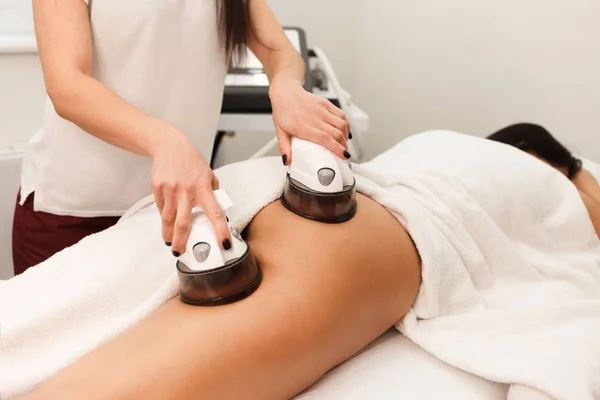 Cosmetologo Procedura Massaggio Vuoto Natica Cliente Medico Utilizza Dispositivo Endomassaggio — Foto Stock