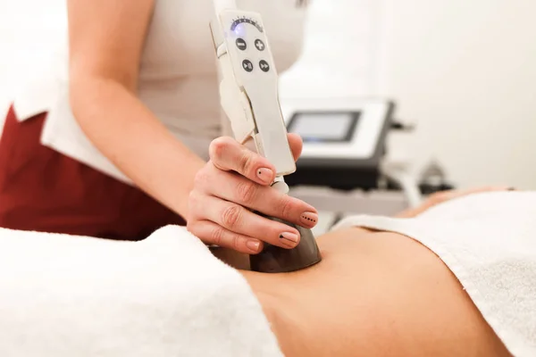 Médico Cosmetologista Faz Massagem Celulite Com Ajuda Dispositivo Vácuo — Fotografia de Stock
