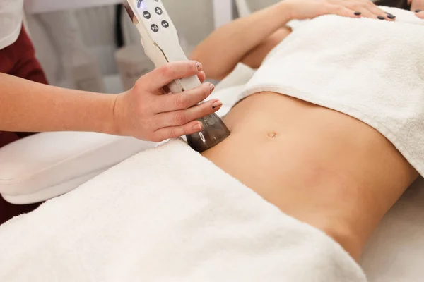 Doutor Faz Procedimento Massagem Vácuo Abdômen Tratamento Correção Corporal Anticelulite — Fotografia de Stock