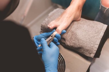 Manikür makasıyla pedikür tırnak kesimi.