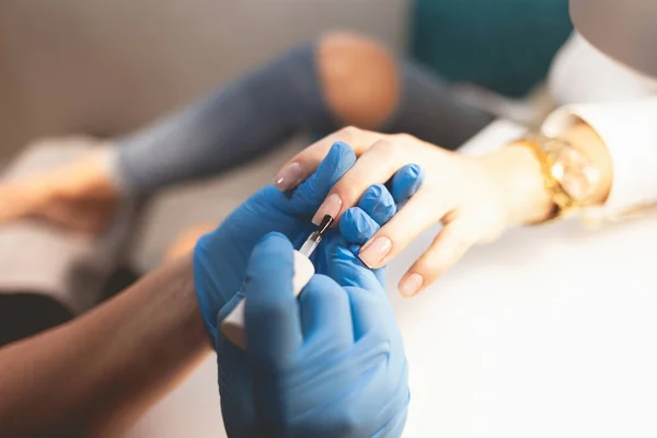 Manicurist Målar Klientens Naglar Och Gör Fransk Stil Manikyr Processen — Stockfoto