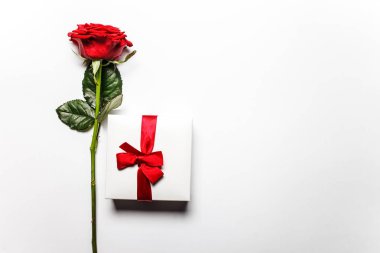  Kırmızı gül ve mücevherli kutular şeklinde romantik hediye kavramı