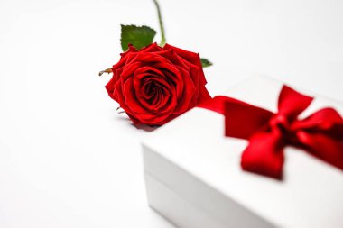  Kırmızı gül ve mücevherli kutular ile romantik hediye kavramı