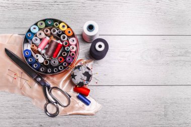 Dikiş için aletler. Ahşap arkaplan kopyalama boşluğunda aksesuarlar dikiliyor