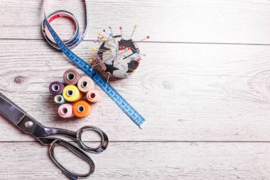 Dikiş için aletler. Ahşap arkaplan kopyalama boşluğunda aksesuarlar dikiliyor