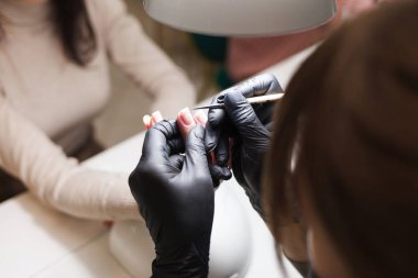 Fransız manikürü oluşturma süreci