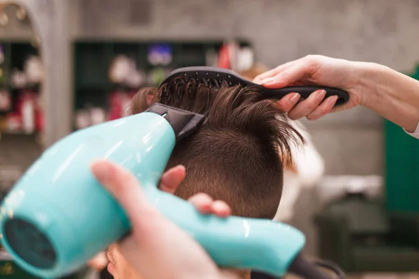 Cabeleireiro Seca Cabelo Homem Elegante Jovem Bonito Cara Fazendo Estilo — Fotografia de Stock