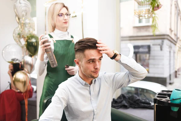 Kapper Klant Evalueren Resultaat Kapsel Stylist Doen Haar Styling Voor — Stockfoto