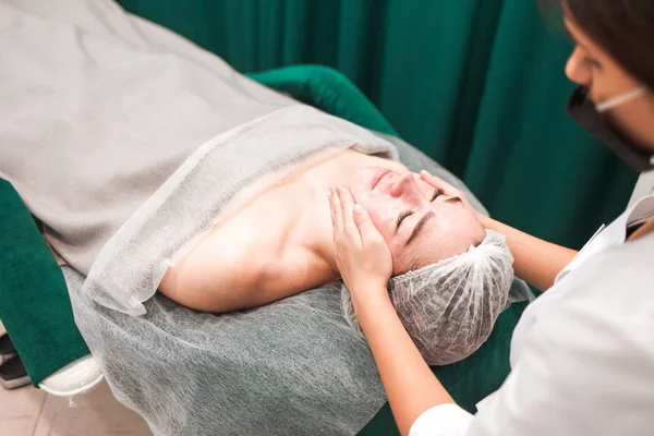 Medico Estetista Massaggio Facciale Cosmetico Donna Rilassa Una Sedia Cosmetica — Foto Stock
