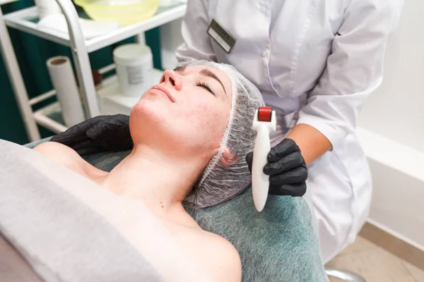 Médico Cosmetólogo Hace Procedimiento Masaje Facial Usando Rodillo Dermo Mujer — Foto de Stock